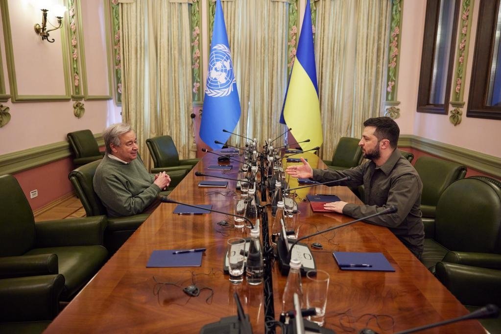 Ukrainian President Volodymyr Zelensky (R) meets with United Nations Secretary-General Antonio Guterres