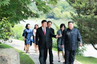 Chinese President Xi Jinping(L) and North Korean leader Kim Jong-un