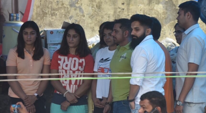 Businessman Robert Vadra joins wrestlers' protest at Jantar Mantar