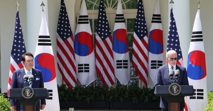 South Korean President Yoon Suk Yeol (L) and U.S. President Joe Biden