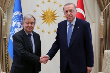 Turkish President Recep Tayyip Erdogan (R) with UN Secretary-General Antonio Guterres (L)