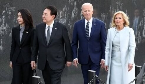 Yoon, Biden pay respects at Korean War memorial in Washington