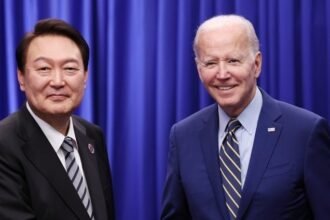 South Korean President Yoon Suk Yeol (L) and U.S. President Joe Biden
