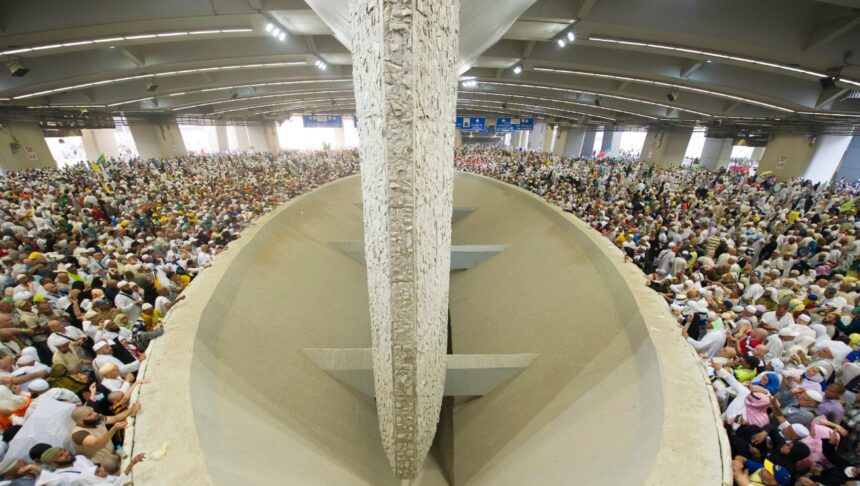 Muslim pilgrims attend Hajj rituals
