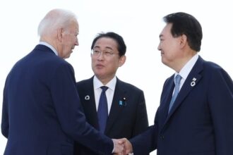 South Korean President Yoon Suk Yeol (R) speaks with U.S. President Joe Biden (L) and Japanese Prime Minister Fumio Kishida