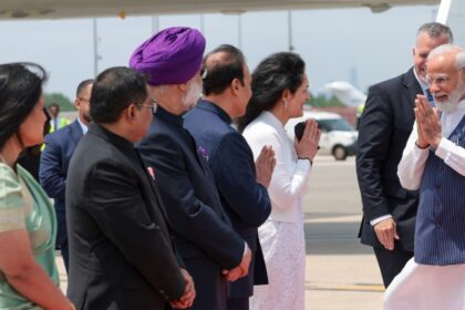 Modi greeted by supporters