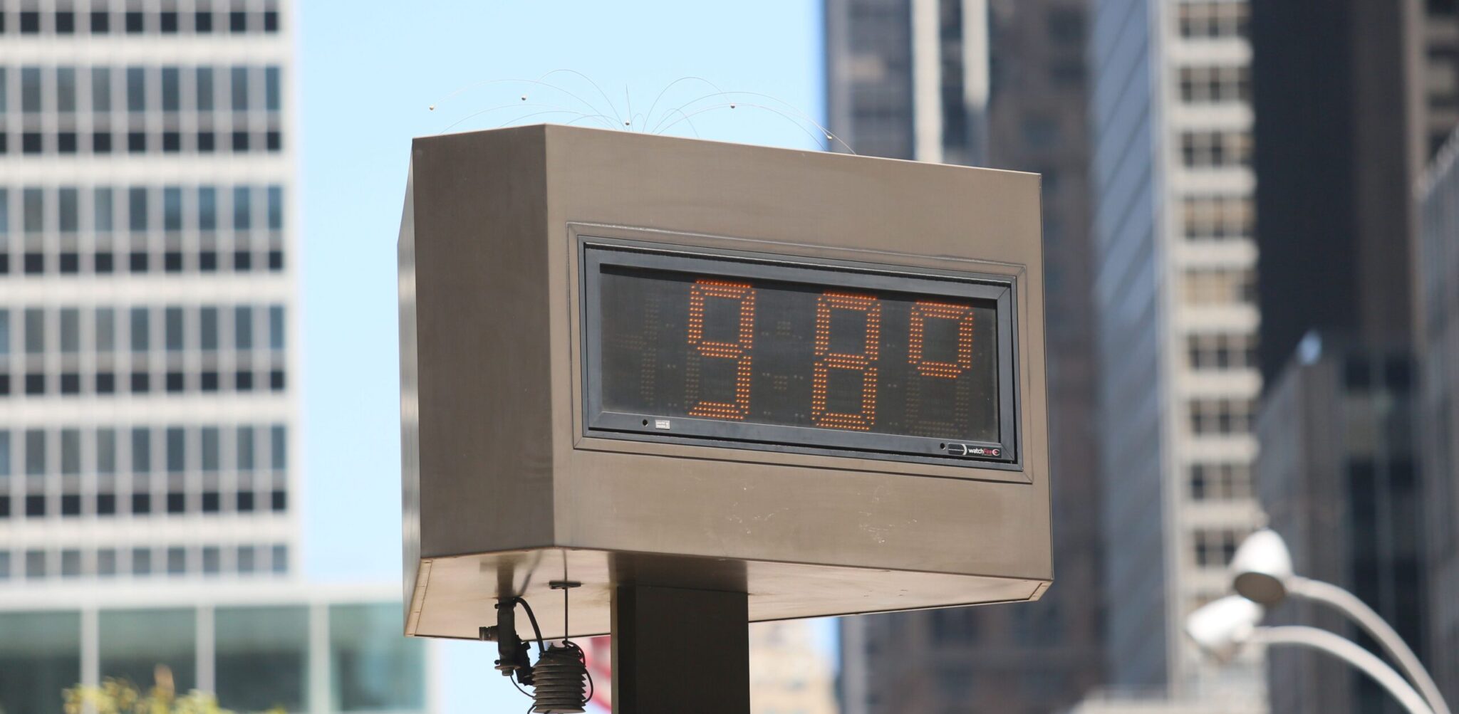 The current temperature is displayed on a board in New York city