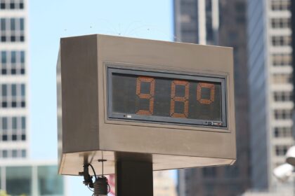 The current temperature is displayed on a board in New York city