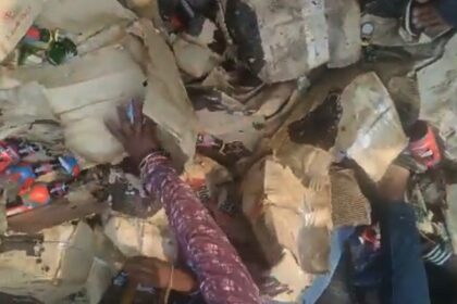 liquor bottles looted after truck overturns in Andhra