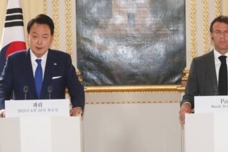 south Korean President Yoon Suk Yeol (L) speaks during a joint press conference with French President Emmanuel Macron