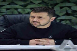 Japanese student dresses like Zelensky for graduation ceremony.