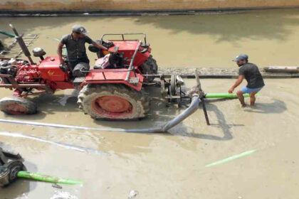 New Delhi: MCD workers clean debris from road
