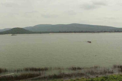 Godavari level continues to rise